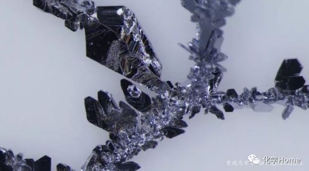 这是金属铅的晶体形成过程